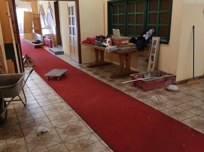 Leerer Durchgang auf der Baustelle im Hotel