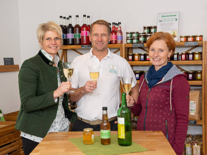 Hofladen Muhr mit Alexandra und Dietmar Muhr Hofladen Muhr mit Alexandra und Dietmar Muhr