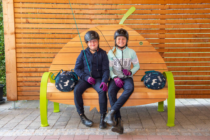 Kinder im Reitoutfit im Hotel Waldhof Muhr