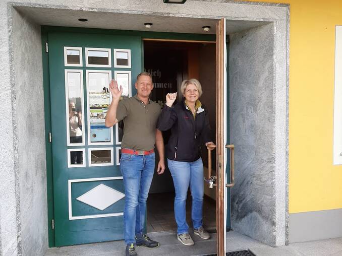 Alexandra und Dietmar in der Tür den Hotel Waldhof Muhr