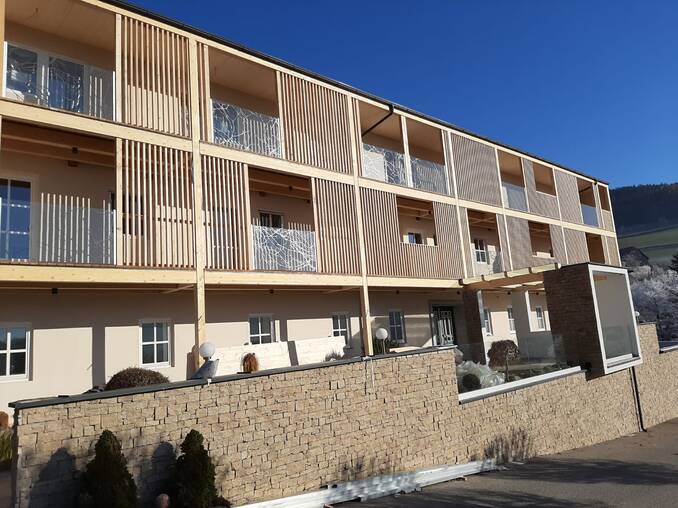 Gläser mit eingearbeiteten Hirschbirnästen am Hotel Waldhof Muhr