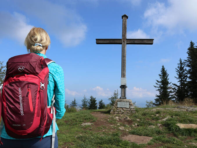 Blick zum Gipfelkreuz am Masenberg  (c) Weges