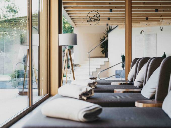 Ruheraum mit Panoramablick im Hotel Muhr.