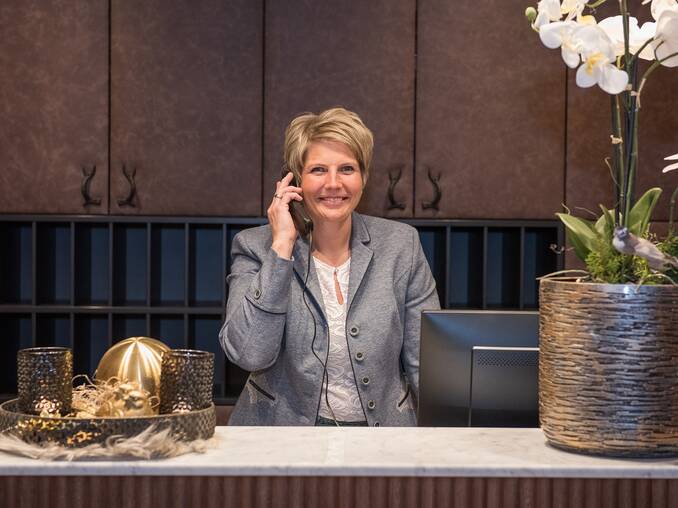 Alexandra hinter der Rezeption im Hotel Waldhof Muhr