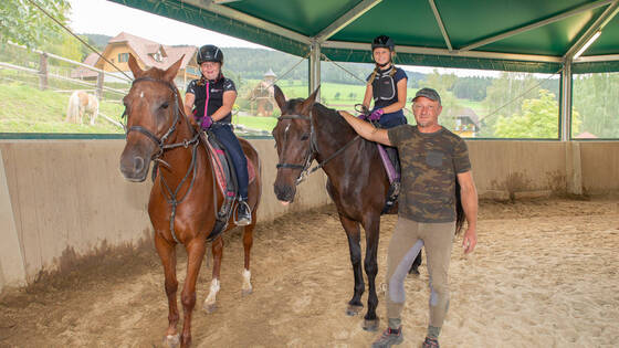 Reiten lernen im Hotel Waldhof Muhr mit Erich Muhr Reiten lernen im Hotel Waldhof Muhr mit Erich Muhr