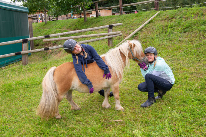Valentina und Leonie mit Pferd im Hotel Waldhof Muhr