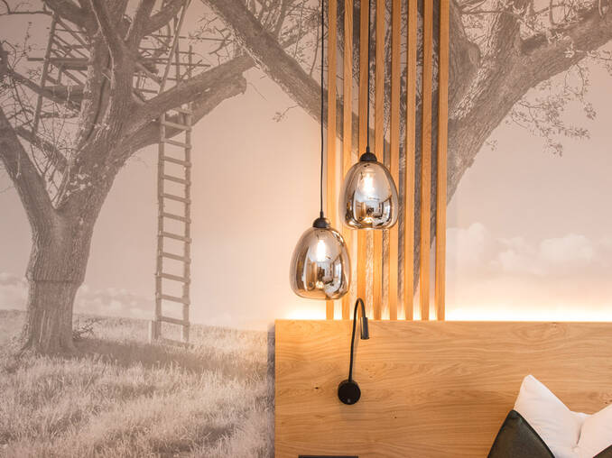 Moderne Lampen im Natur De Luxe Zimmer im Hotel Waldhof Muhr