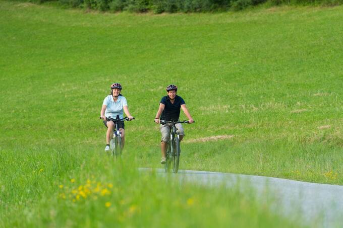 Radfahren neben blühenden Wiesen am Hotel Waldhof Muhr