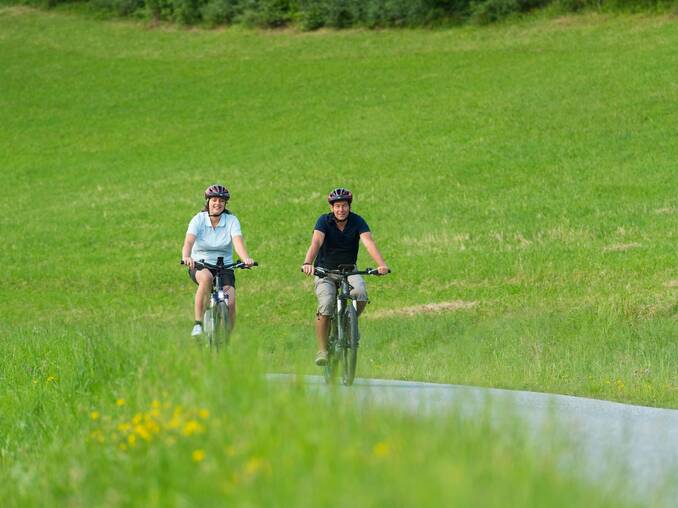 Radfahren neben blühenden Wiesen am Hotel Waldhof Muhr Radfahren neben blühenden Wiesen am Hotel Waldhof Muhr