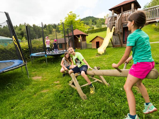 Kinder am anliegenden Spielplatz des Hotels Waldhof Muhr