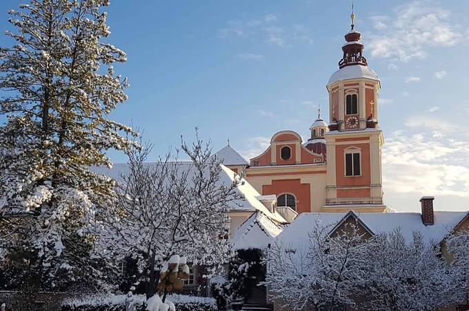 Blick im Winter auf die Kirche in Pöllauberg (c) Christine Schwetz