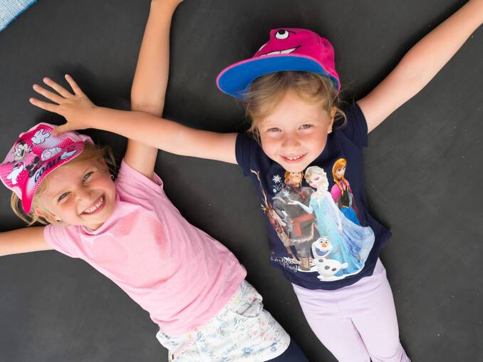 Spaß im Trampolin vorm Hotel Waldhof Muhr