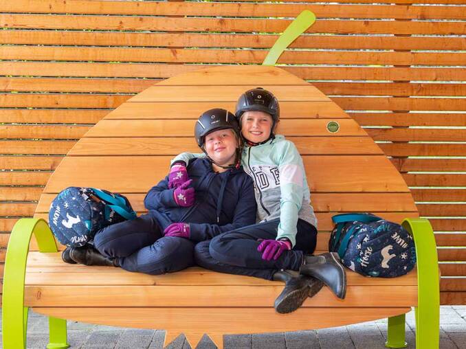 Leonie und Valetina im Reitgewand vorm Hotel Waldhof Muhr