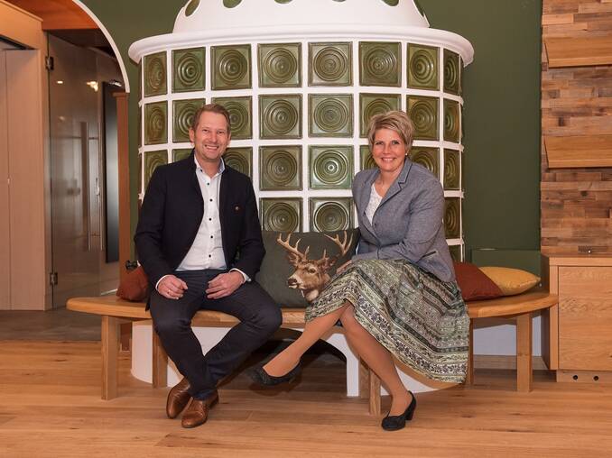 Dietmar und Alexandra vorm Ofen im Hotel Waldhof Muhr