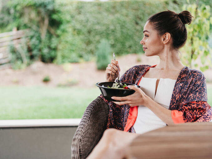 Frau genießt ein köstliches Gericht im Hotel Muhr