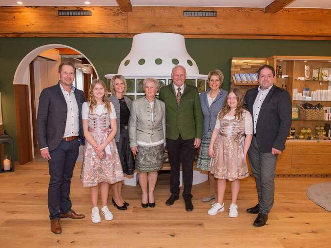 Familie Muhr im erneuerten 4* Hotel Muhr Familie Muhr im erneuerten 4* Hotel Muhr