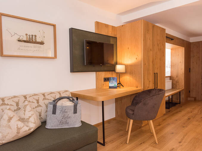 Schreibtisch in den Natur De Luxe Zimmern im Hotel Waldhof Muhr Schreibtisch in den Natur De Luxe Zimmern im Hotel Waldhof Muhr