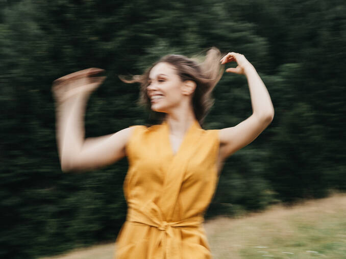 Frau tanzt leidenschaftlich in der Natur vom Hotel Muhr