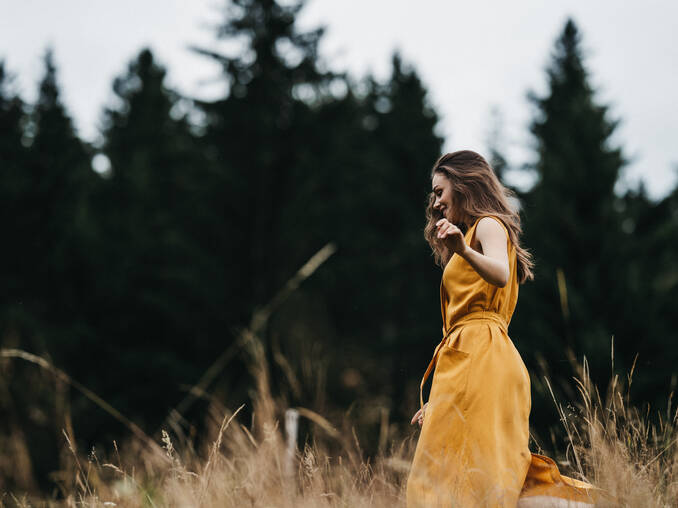 Dame auf einem Feld im Naturpark Pöllauer Tal.