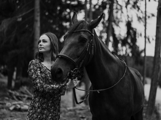 Frau mit prachtvollem Pferd im Hotel Muhr