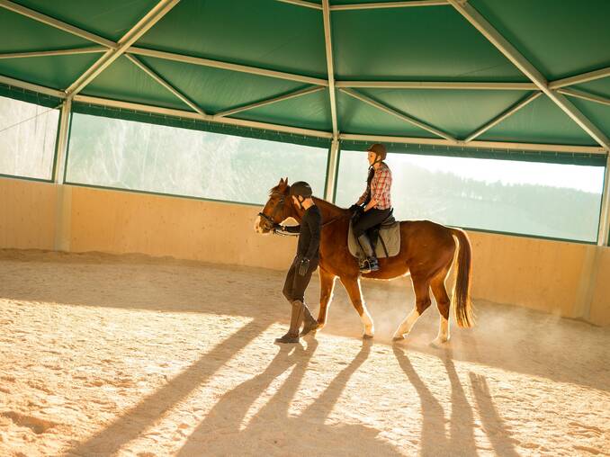 Frau in der Longierhalle des Hotels Waldhof Muhr