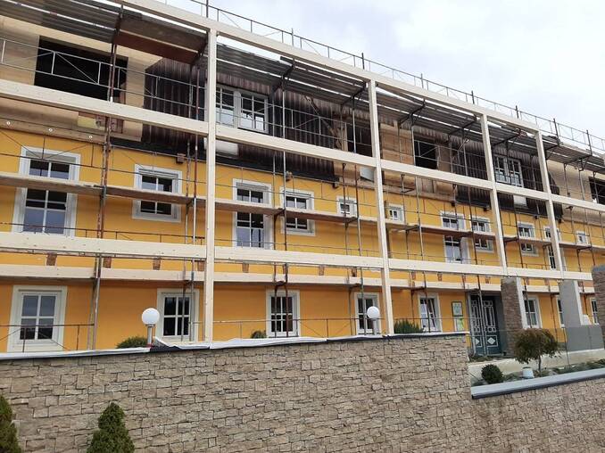 Die neue Fassade nimmt Gestalt an