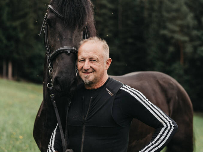 Erich mit Pferd im Hotel Muhr