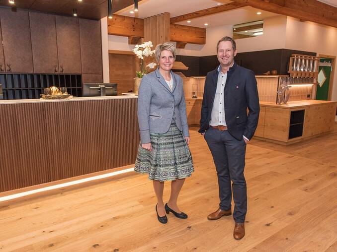 Alexandra und Dietmar vor der Rezeption im Hotel Waldhof Muhr