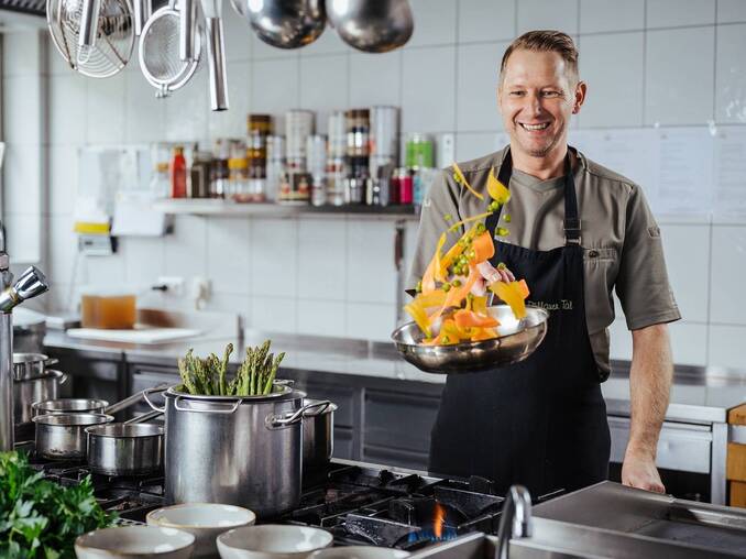 Dietmar Muhr in der Küche des Hotel Waldhof Muhr (c) ninetyframes