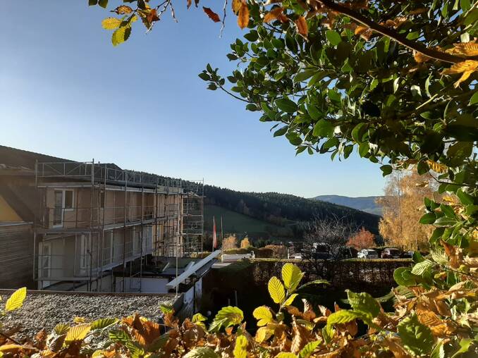 Blick auf das Hotel Waldhof Muhr im Gerüst