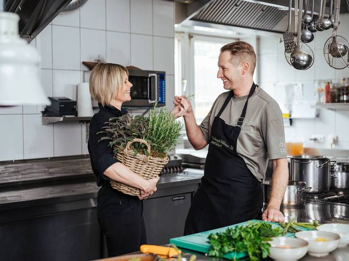 Dietmar und Evelyn in der Küche des Hotel Waldhof Muhr (c) ninetyframes