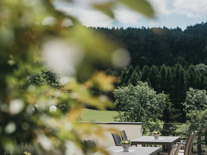 Blick auf die Terrasse vom Hotel Muhr.