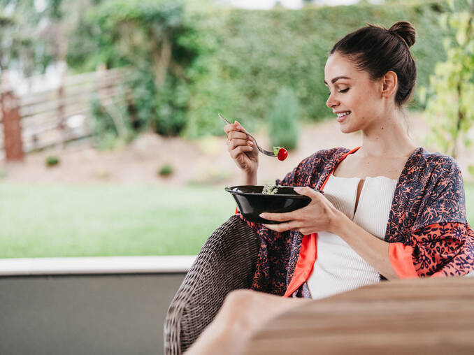 Frau genießt köstliche Kulinarik im Wellness Außenbereich vom Hotel Muhr