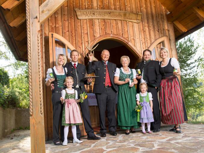 Familie Muhr vor der Kapelle des Hotel Muhr Familie Muhr vor der Kapelle des Hotel Muhr